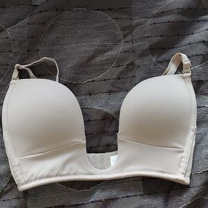 Low plunge bra size 32D